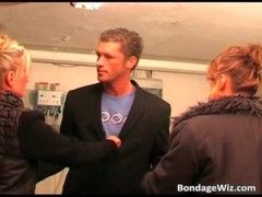 Dominas beim Eier abbinden
